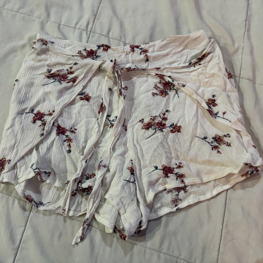 Mimi Chica White Floral Crepe Boho Flowy Elastic Waist Shorts Womans sz Medium